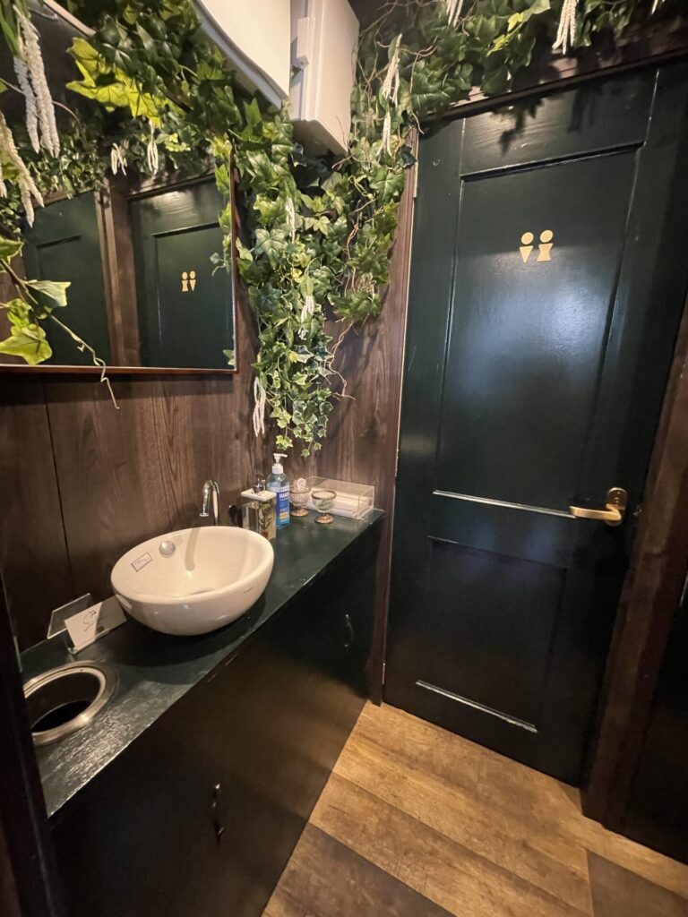 avan渋谷のトイレ入り口と洗面台