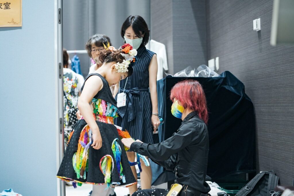 ファッションショーの舞台裏にいるtenbo代表の鶴田能史さん