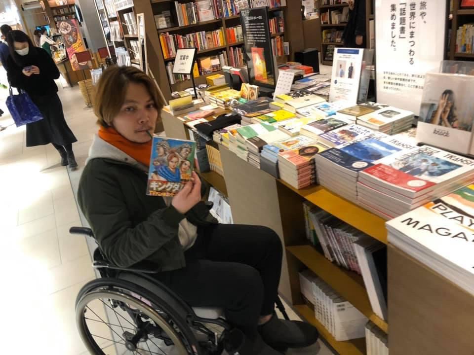 車椅子で書店に訪れた方司音さん