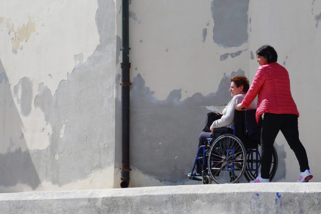 車椅子に乗る女性と車椅子を押す女性