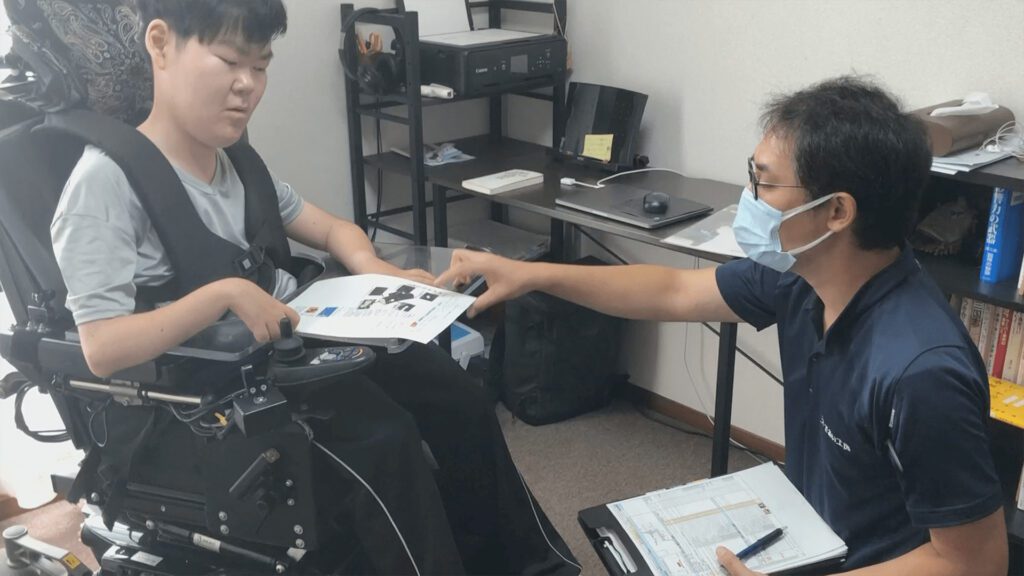 車椅子利用者と話し合う有限会社であい工房 代表 矢賀優さん