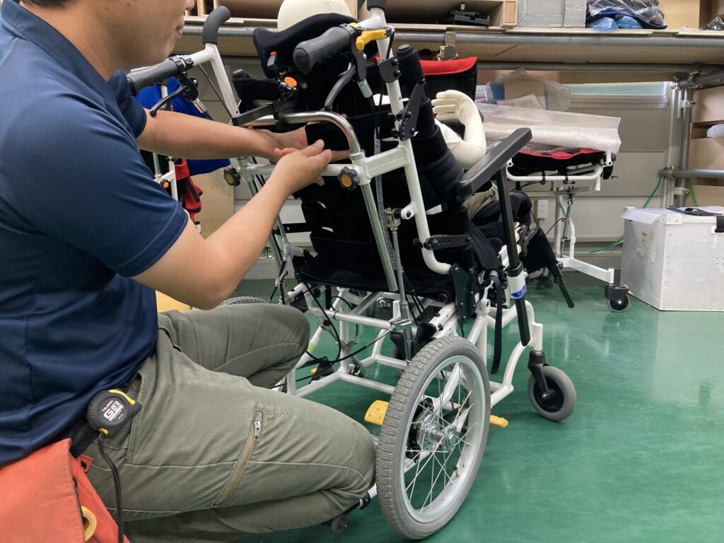 車椅子を調節する有限会社であい工房 代表 矢賀優さん