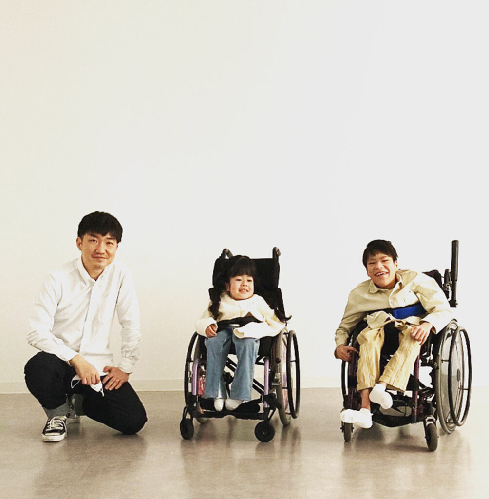 株式会社コワードローブ代表の前田さんとキヤスクを利用した車椅子利用者たち