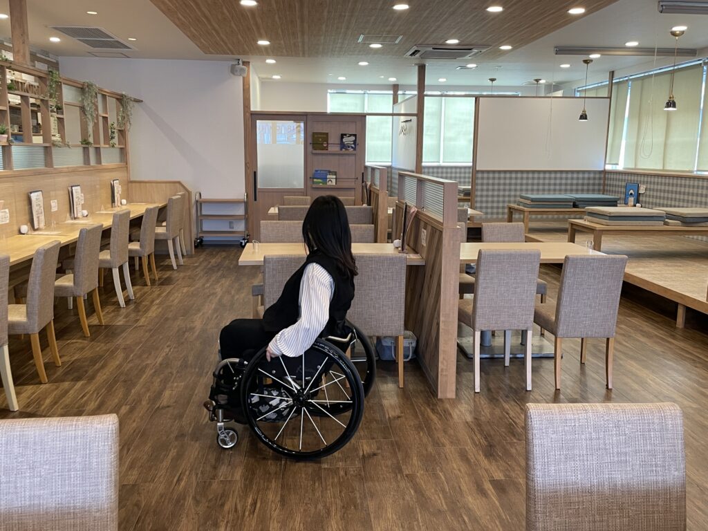 おむすびカフェにこりの店内を車椅子で移動する様子