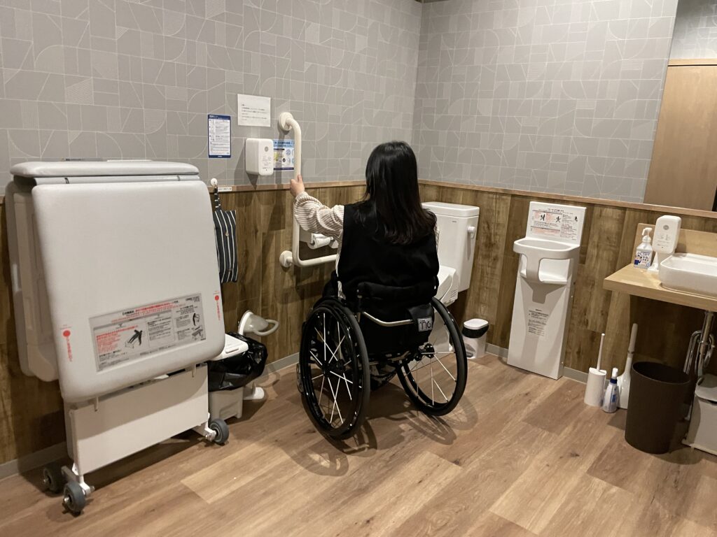 おむすびカフェにこりの車椅子で楽に入れる広いトイレ
