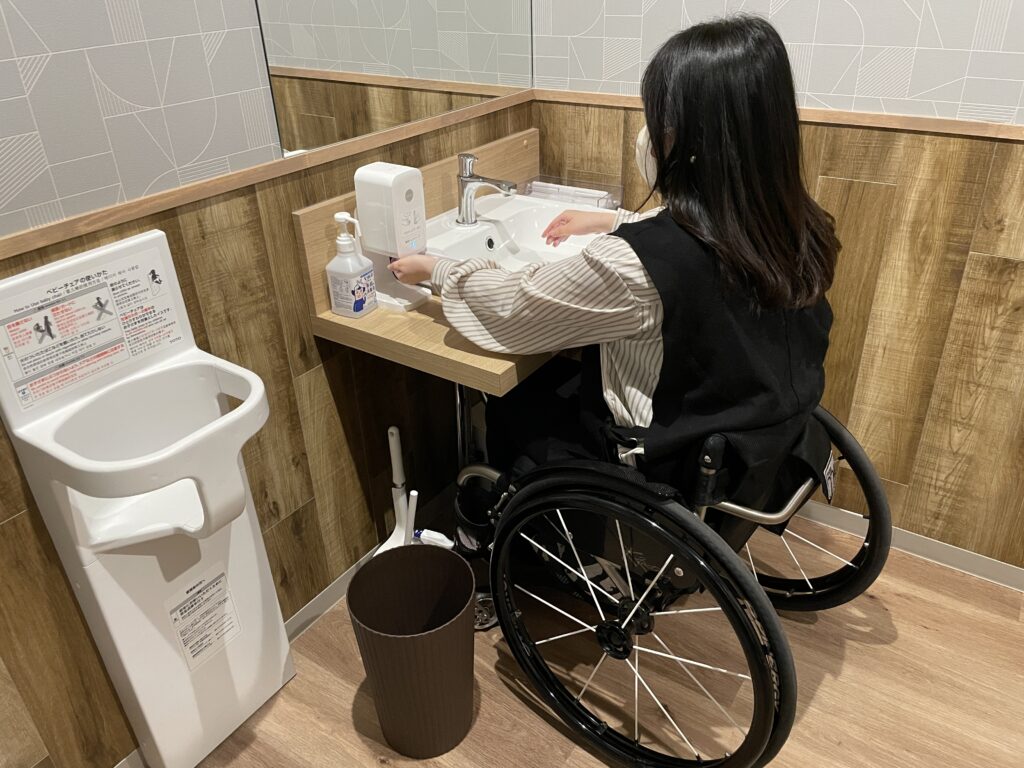 おむすびカフェにこりの車椅子のまま手を洗いやすいトイレの洗面台