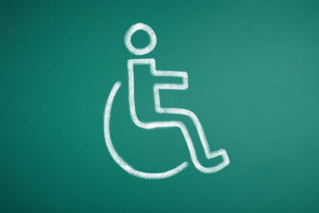 黒板に描かれた車椅子マーク