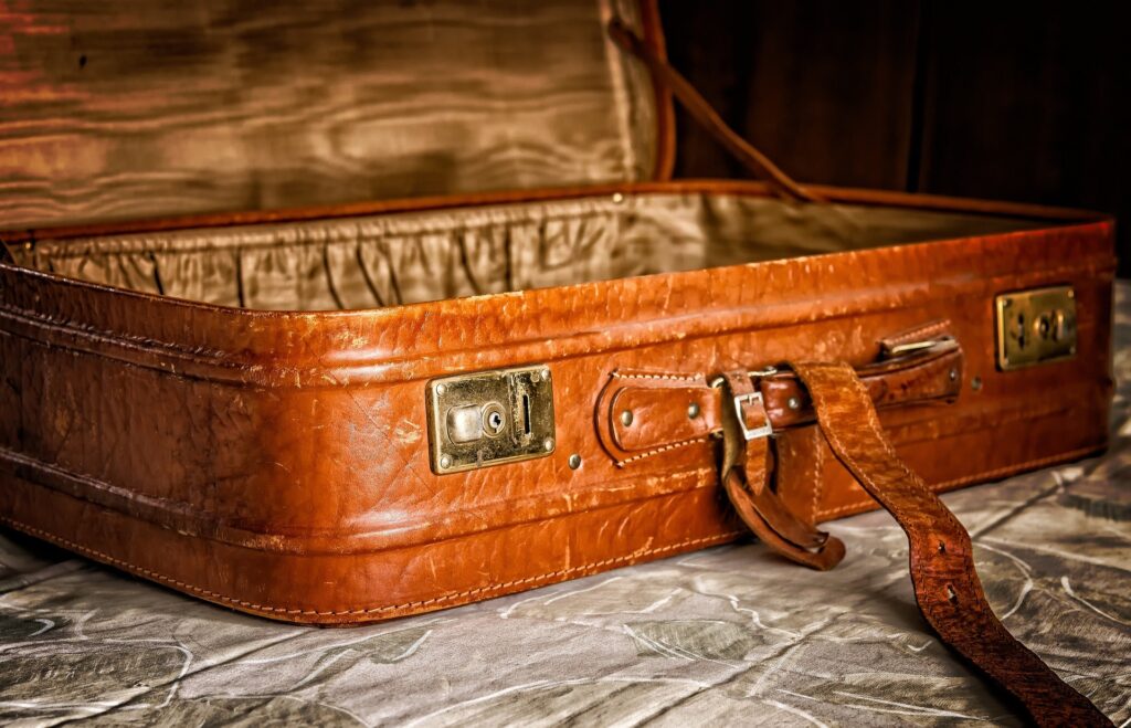 開いた茶色いスーツケース