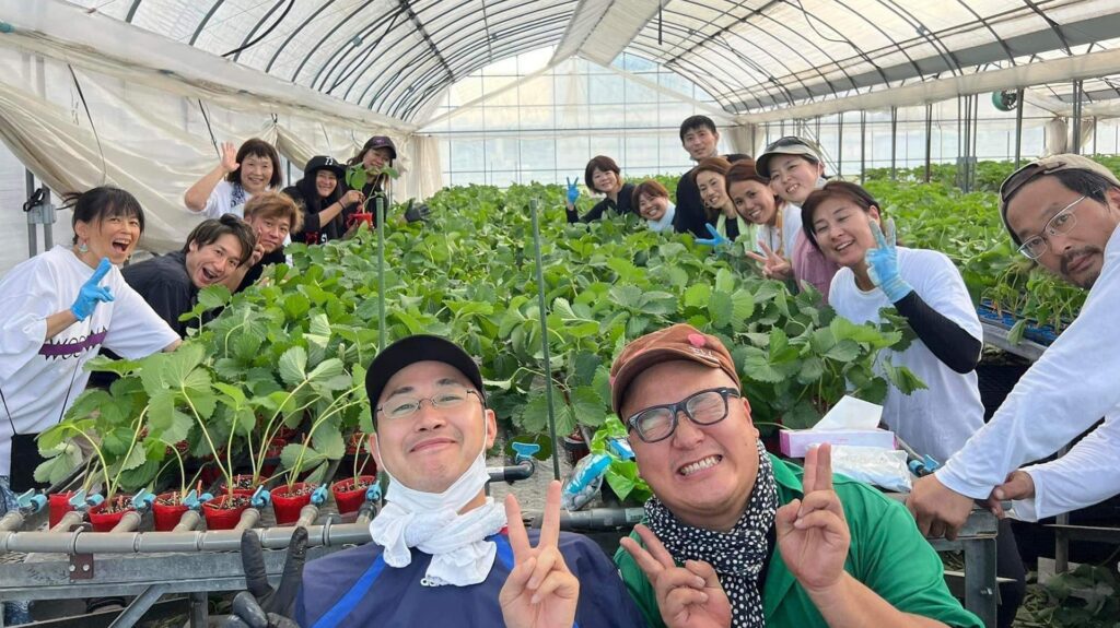 農作業をする木村さんと久保田さんと友人たち