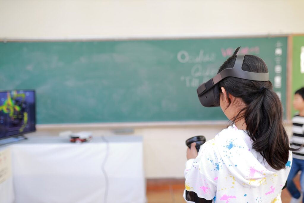 VRで授業を受ける女の子5