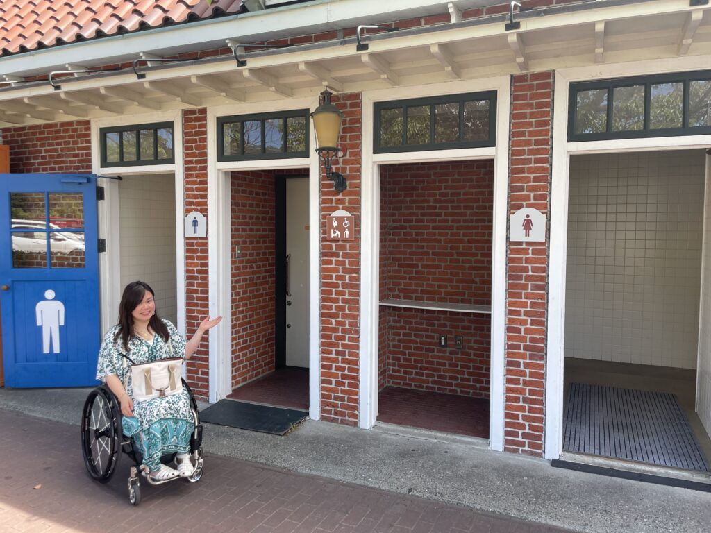 ハウステンボス駐車場付近にあるトイレ入り口