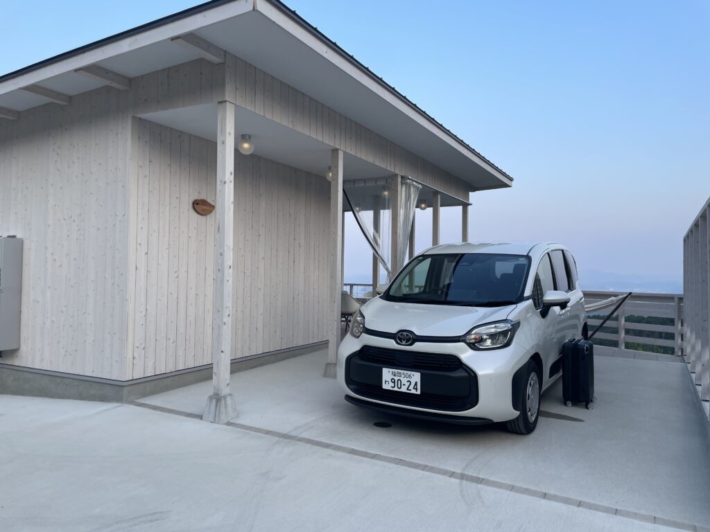 Flat Glamping Nagasaki客室横の駐車場