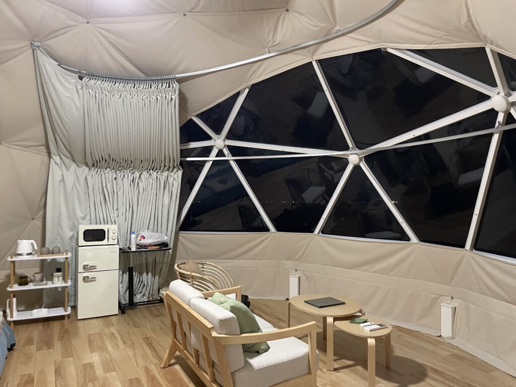 夜のFlat Glamping Nagasaki客室内