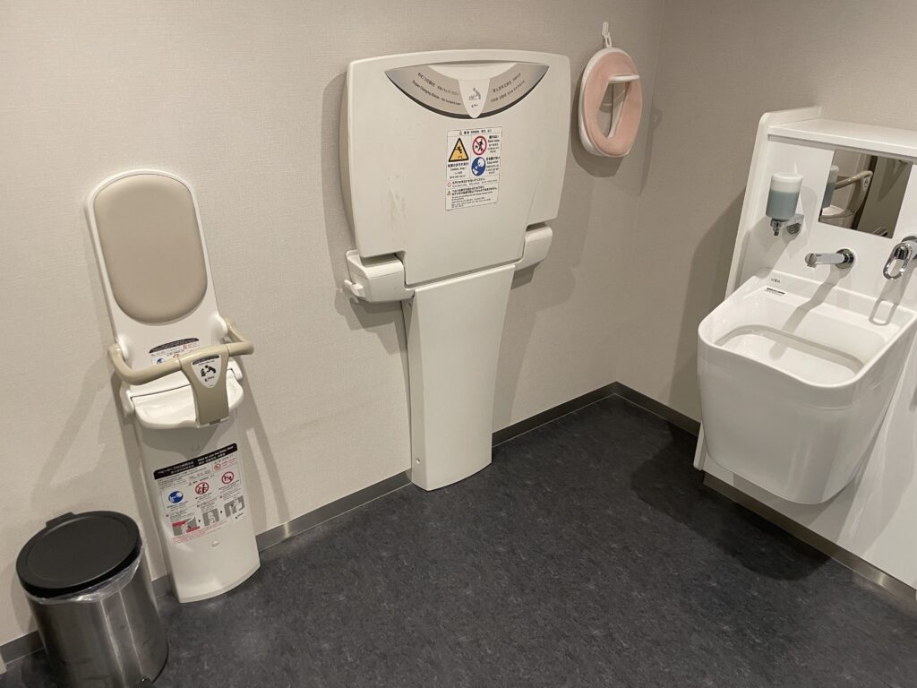 フロント近くのトイレ室内