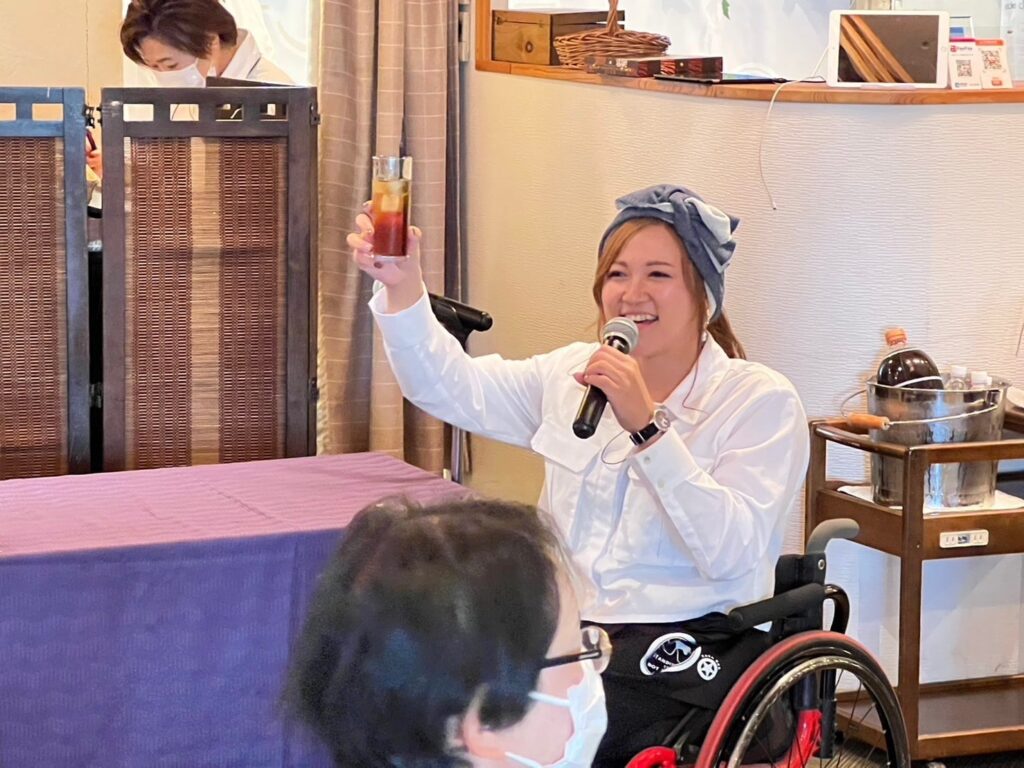 立たない立ち飲みバルでグラスを片手に持った牧野美保さん