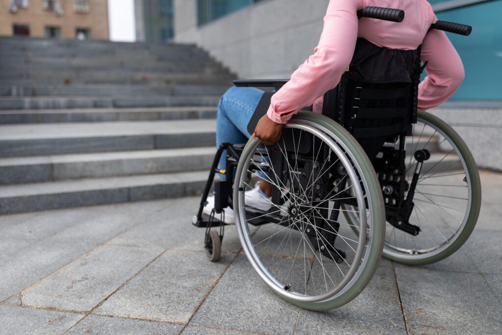 車椅子利用者と進行を憚る階段