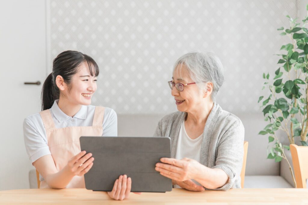 タブレットを操作する家族