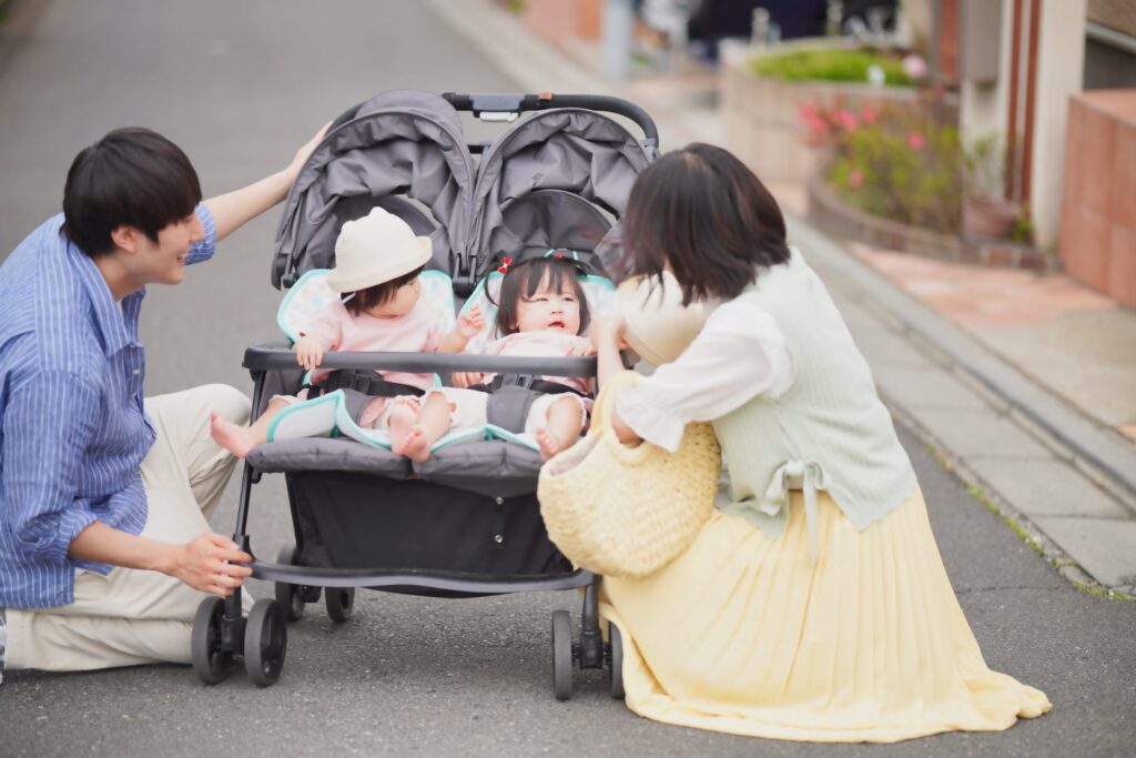ベビーカーに乗る赤ちゃんと家族