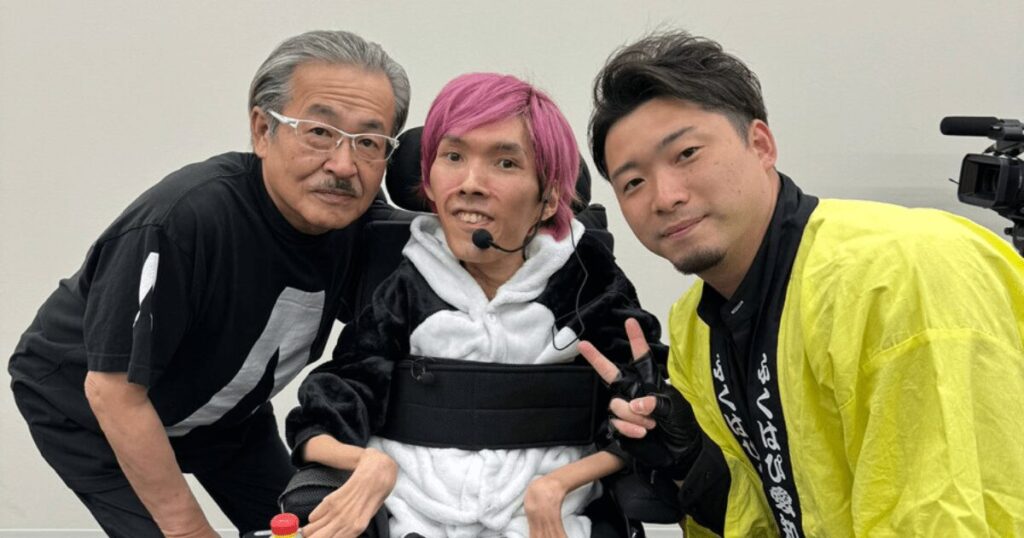松元さんを中心に男性3人で