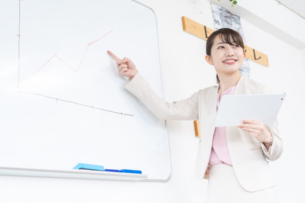 プレゼンテーションをする女性