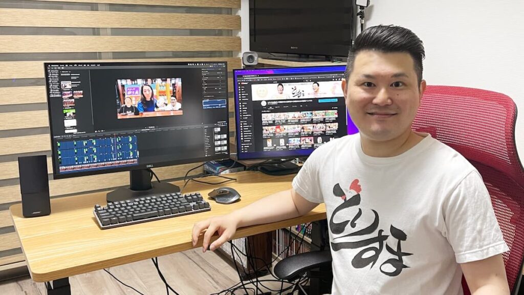 パソコンの前で笑顔を見せる鳥越さん