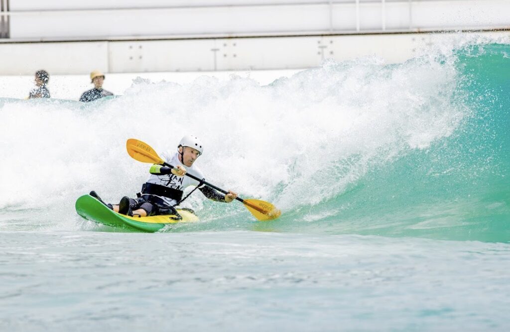 オールを使用してサーフィンをする男性