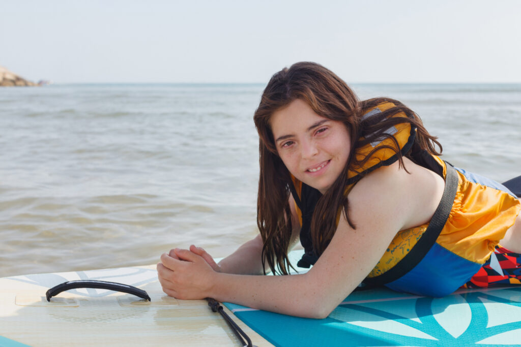 パドルボードに寝そべる女性