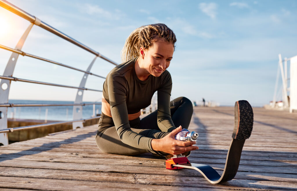 海辺で義足を取り付ける女性
