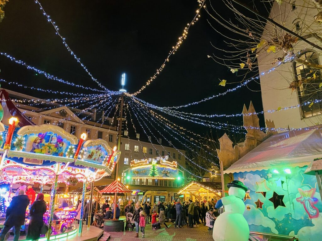 にぎやかなクリスマスマーケット