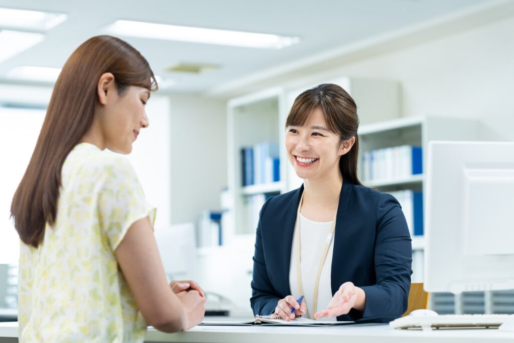 窓口で女性に対応する職員