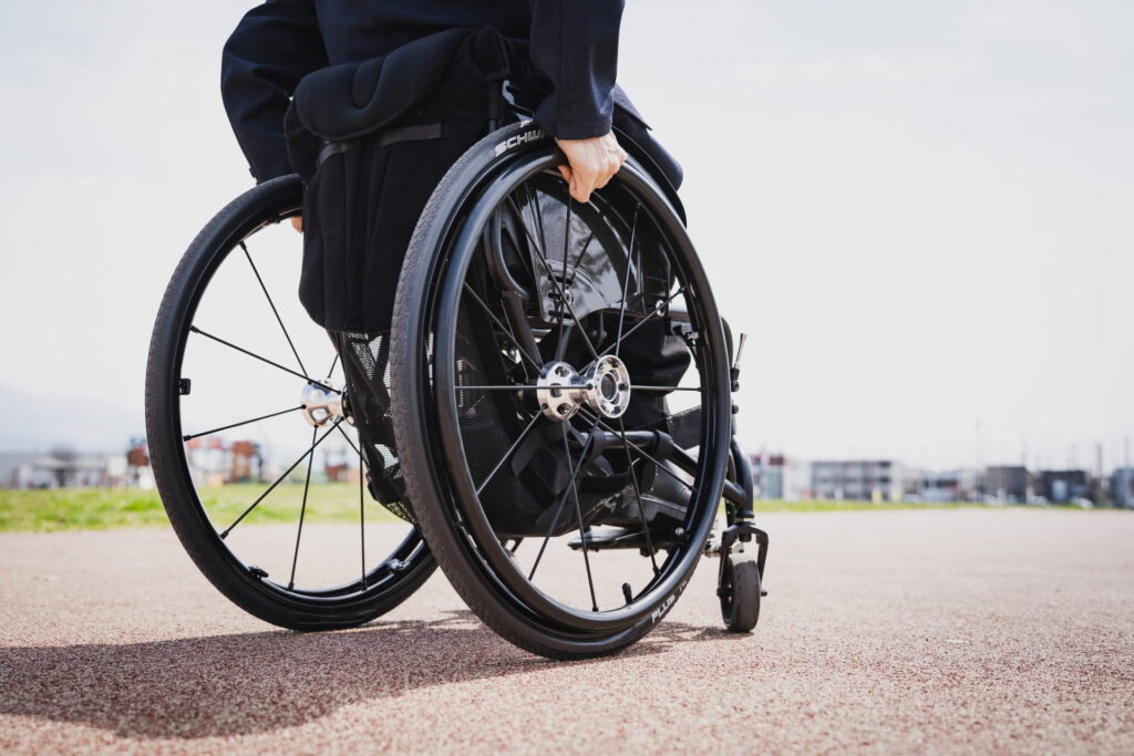 車椅子に座った人物の後ろ姿