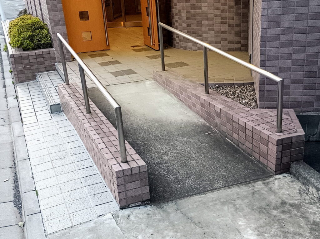 出入口のスロープ