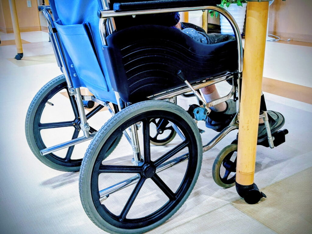 テーブルの脚と車椅子