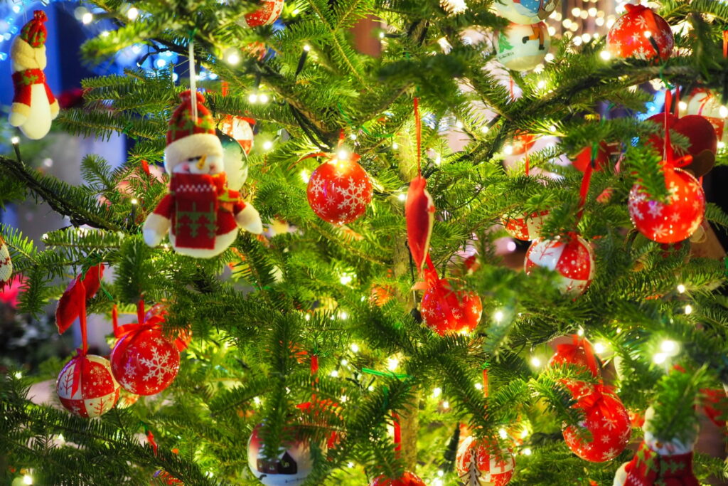 クリスマスツリーの飾りつけ